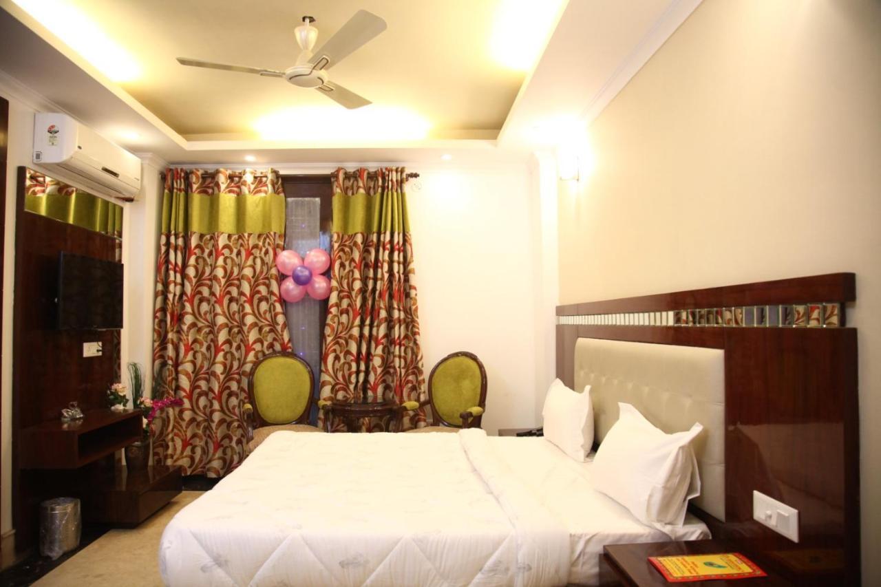 Hotel Dev Residency Vrindāvan Exteriör bild